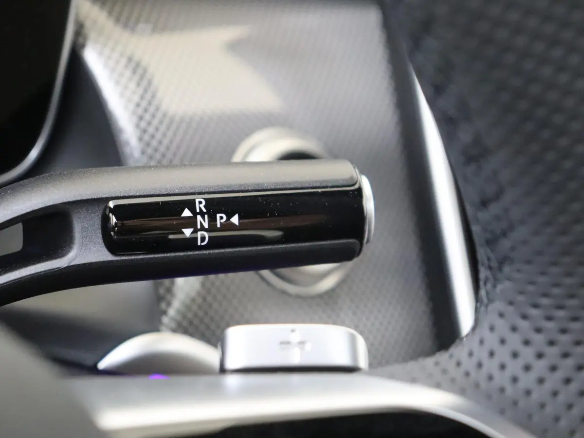 300e 4MATIC Business Solution AMG Premium Plus - Nightpakket - Trekhaak - Distronic - Panoramdak - Carplay
