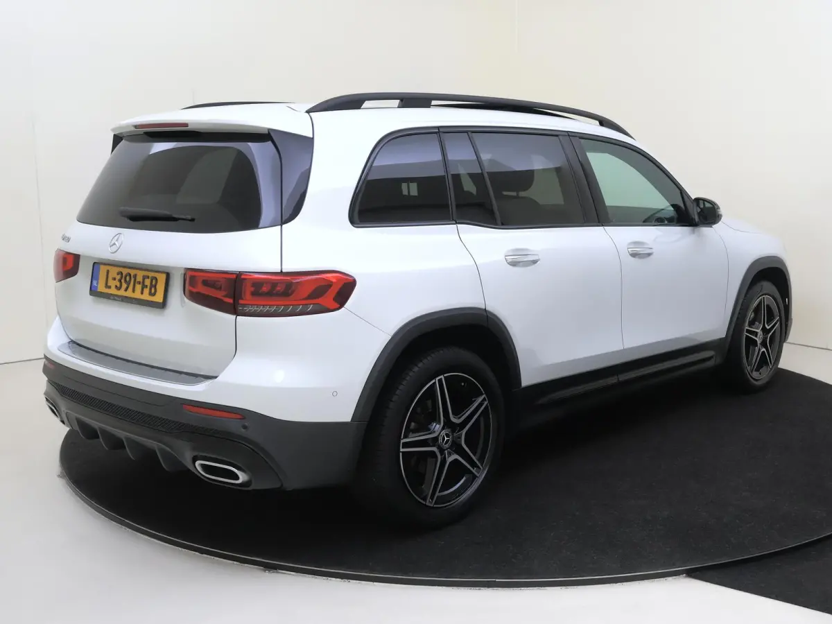 180 Business Solution AMG Panoramadak / Memory Seats / Parkeercamera / Nightpakket / Sfeerverlichting /