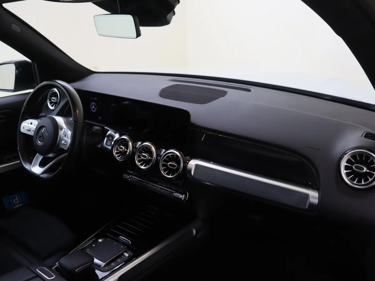 180 Business Solution AMG Panoramadak / Memory Seats / Parkeercamera / Nightpakket / Sfeerverlichting /