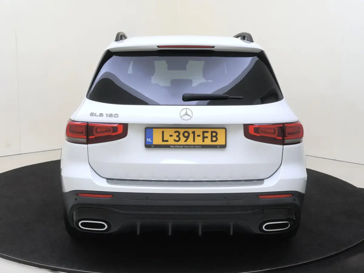 180 Business Solution AMG Panoramadak / Memory Seats / Parkeercamera / Nightpakket / Sfeerverlichting /