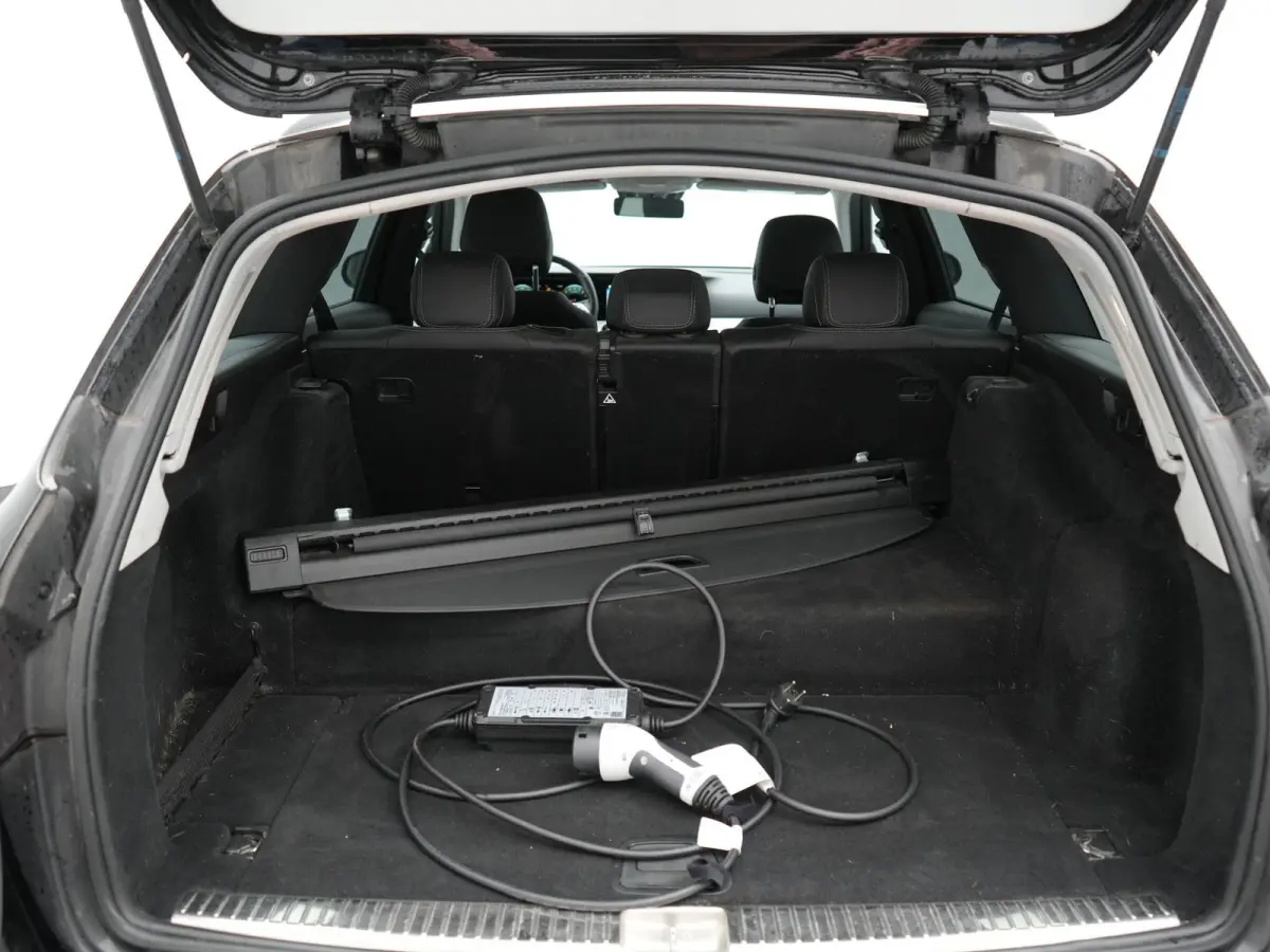 300e Avantgarde PHEV 320pk Dealer O.H | Widescreen | Sfeerverlichting | Lederen Sportstoelen Verwarmd | Apple Carplay | Camera | Cruise Control |  Navigatie | DAB |  Plug In Hybrid
