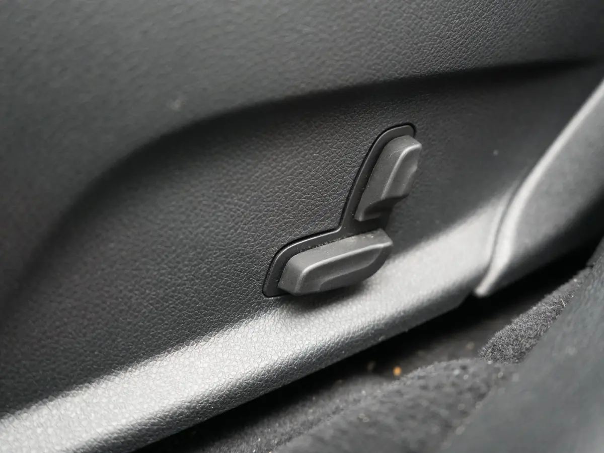 300e Avantgarde PHEV 320pk Dealer O.H | Widescreen | Sfeerverlichting | Lederen Sportstoelen Verwarmd | Apple Carplay | Camera | Cruise Control |  Navigatie | DAB |  Plug In Hybrid