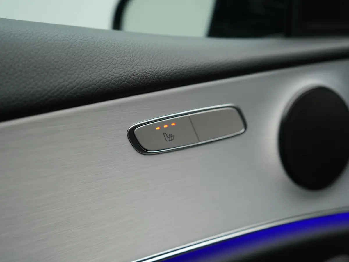 300e Avantgarde PHEV 320pk Dealer O.H | Widescreen | Sfeerverlichting | Lederen Sportstoelen Verwarmd | Apple Carplay | Camera | Cruise Control |  Navigatie | DAB |  Plug In Hybrid