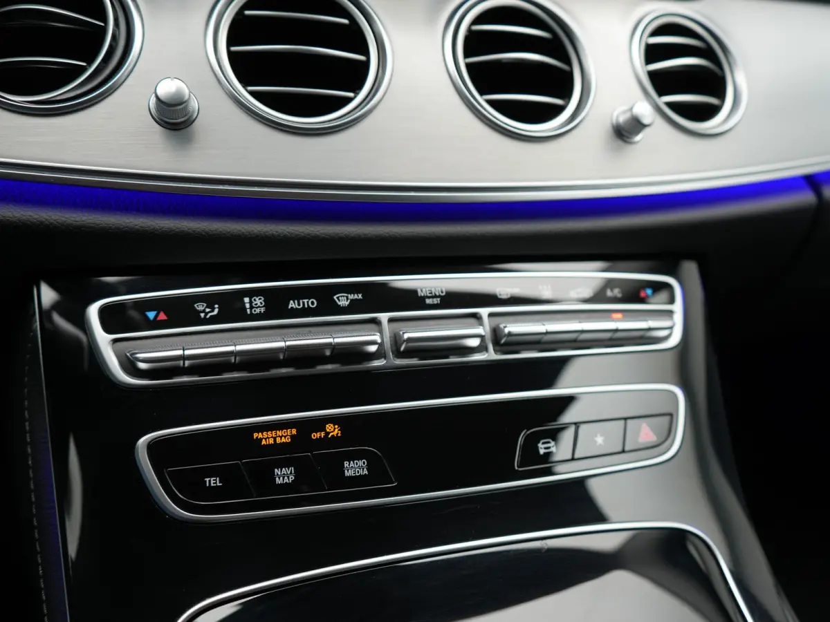 300e Avantgarde PHEV 320pk Dealer O.H | Widescreen | Sfeerverlichting | Lederen Sportstoelen Verwarmd | Apple Carplay | Camera | Cruise Control |  Navigatie | DAB |  Plug In Hybrid