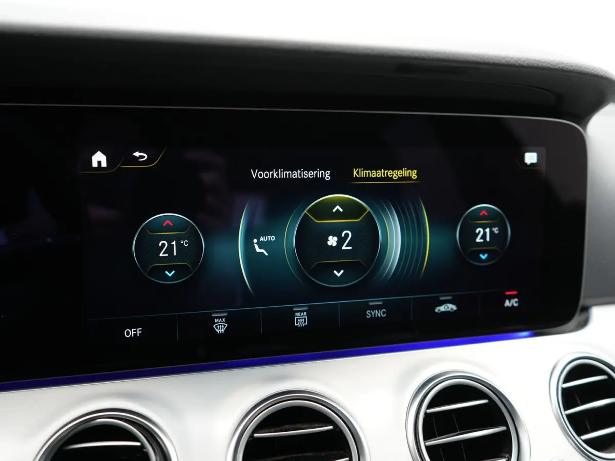 300e Avantgarde PHEV 320pk Dealer O.H | Widescreen | Sfeerverlichting | Lederen Sportstoelen Verwarmd | Apple Carplay | Camera | Cruise Control |  Navigatie | DAB |  Plug In Hybrid