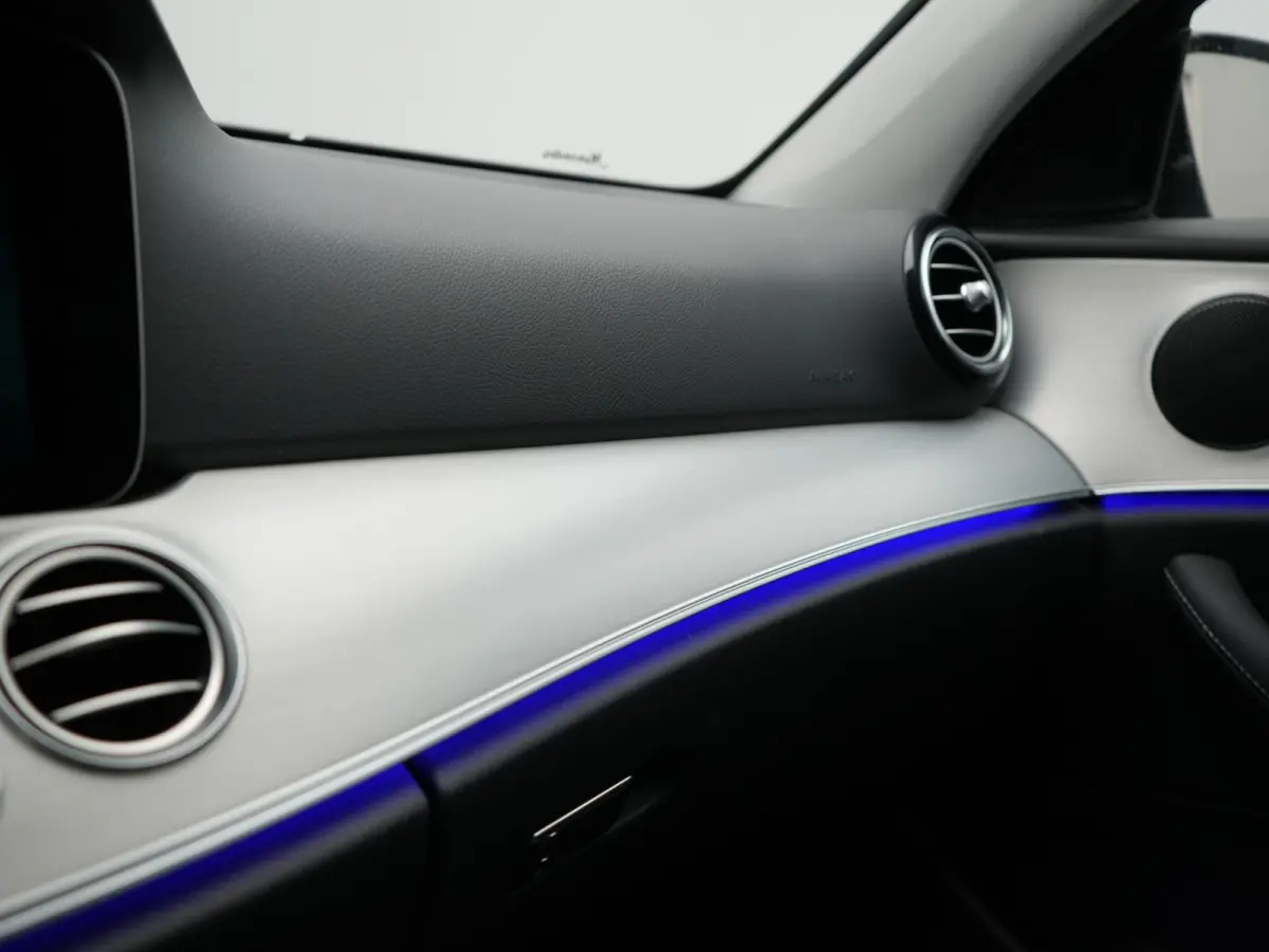 300e Avantgarde PHEV 320pk Dealer O.H | Widescreen | Sfeerverlichting | Lederen Sportstoelen Verwarmd | Apple Carplay | Camera | Cruise Control |  Navigatie | DAB |  Plug In Hybrid