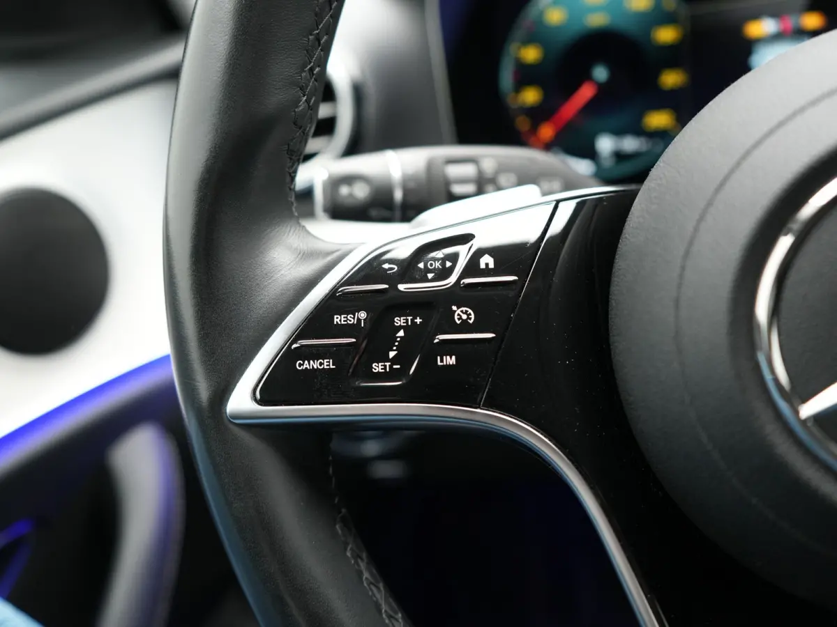 300e Avantgarde PHEV 320pk Dealer O.H | Widescreen | Sfeerverlichting | Lederen Sportstoelen Verwarmd | Apple Carplay | Camera | Cruise Control |  Navigatie | DAB |  Plug In Hybrid