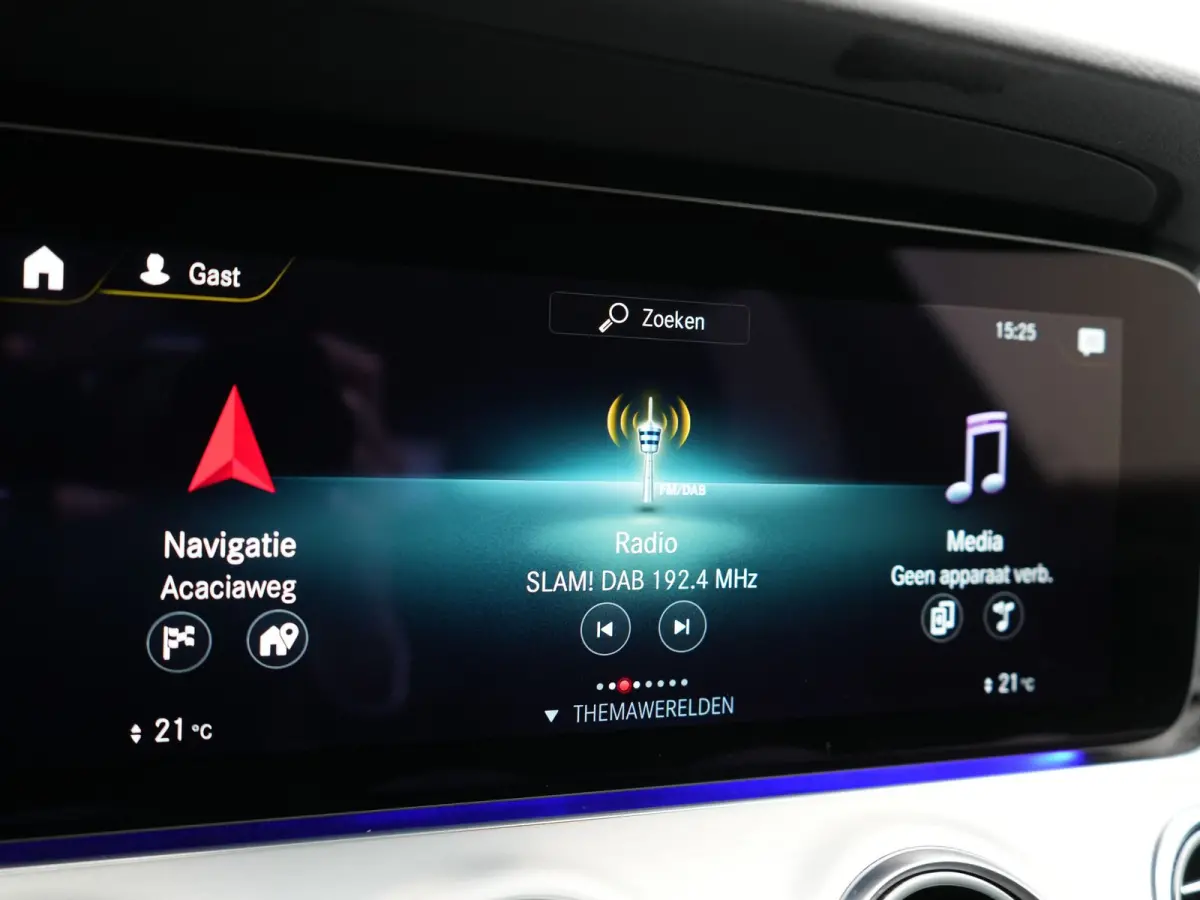 300e Avantgarde PHEV 320pk Dealer O.H | Widescreen | Sfeerverlichting | Lederen Sportstoelen Verwarmd | Apple Carplay | Camera | Cruise Control |  Navigatie | DAB |  Plug In Hybrid