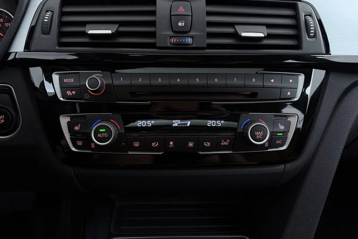 330e Centennial High Executive M-Sport | Panoramadak | 95% SOH | Org NL | Keyless | Navigatie | Stoelverwarming |