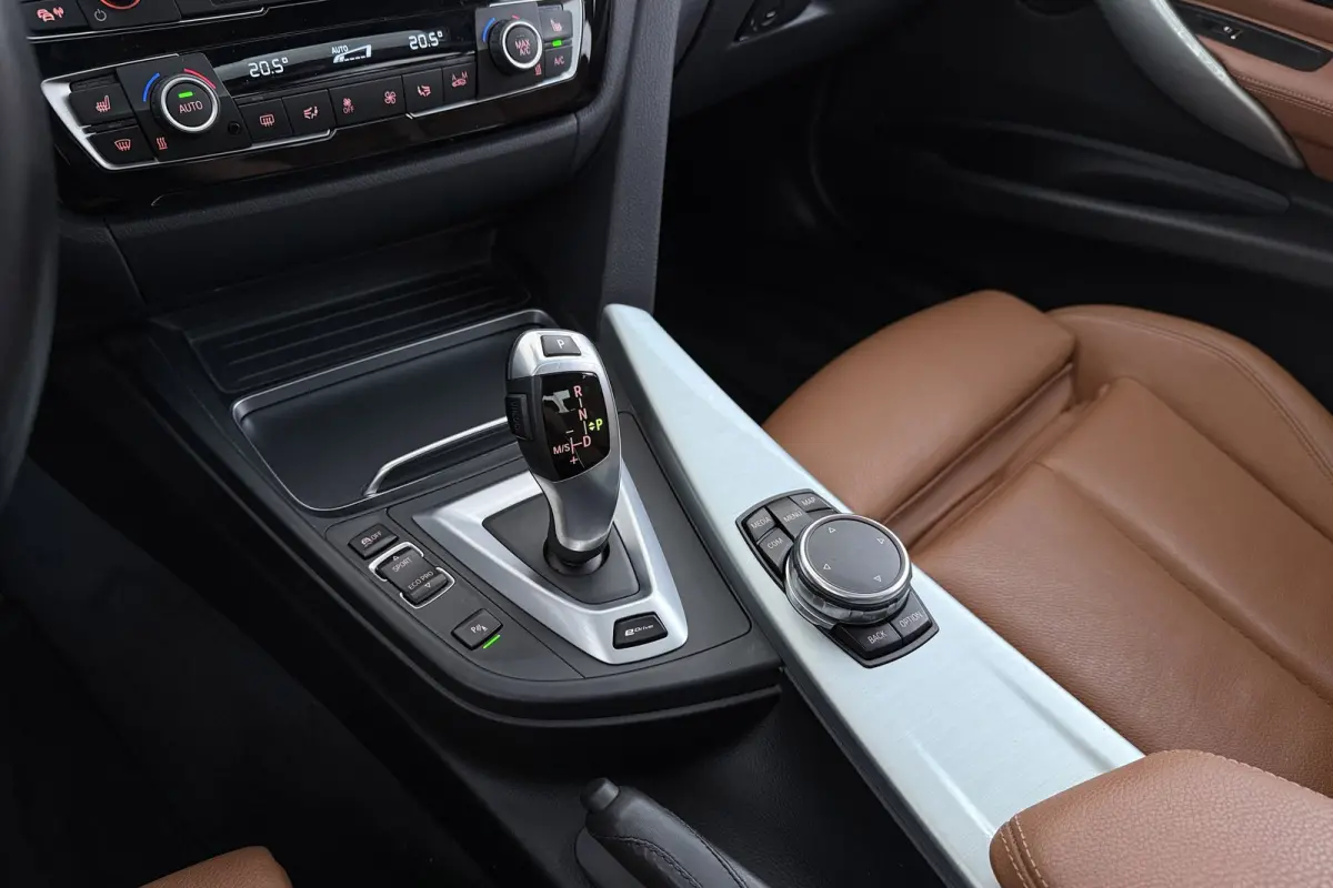 330e Centennial High Executive M-Sport | Panoramadak | 95% SOH | Org NL | Keyless | Navigatie | Stoelverwarming |