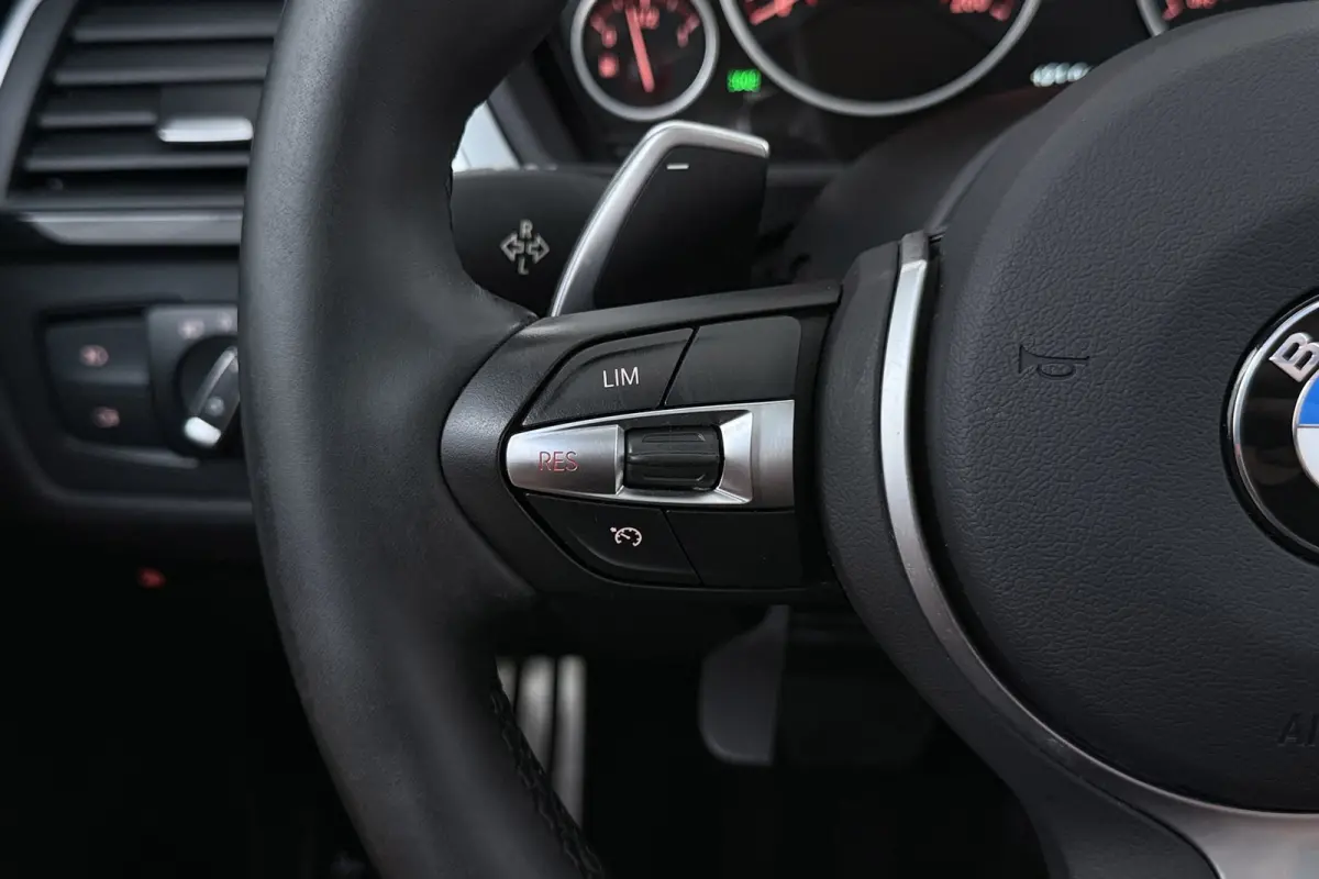 330e Centennial High Executive M-Sport | Panoramadak | 95% SOH | Org NL | Keyless | Navigatie | Stoelverwarming |