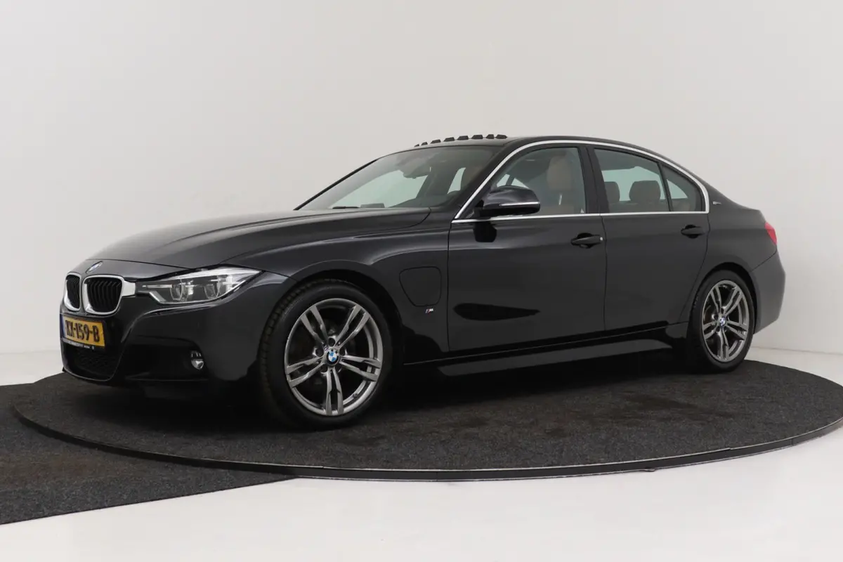 330e Centennial High Executive M-Sport | Panoramadak | 95% SOH | Org NL | Keyless | Navigatie | Stoelverwarming |