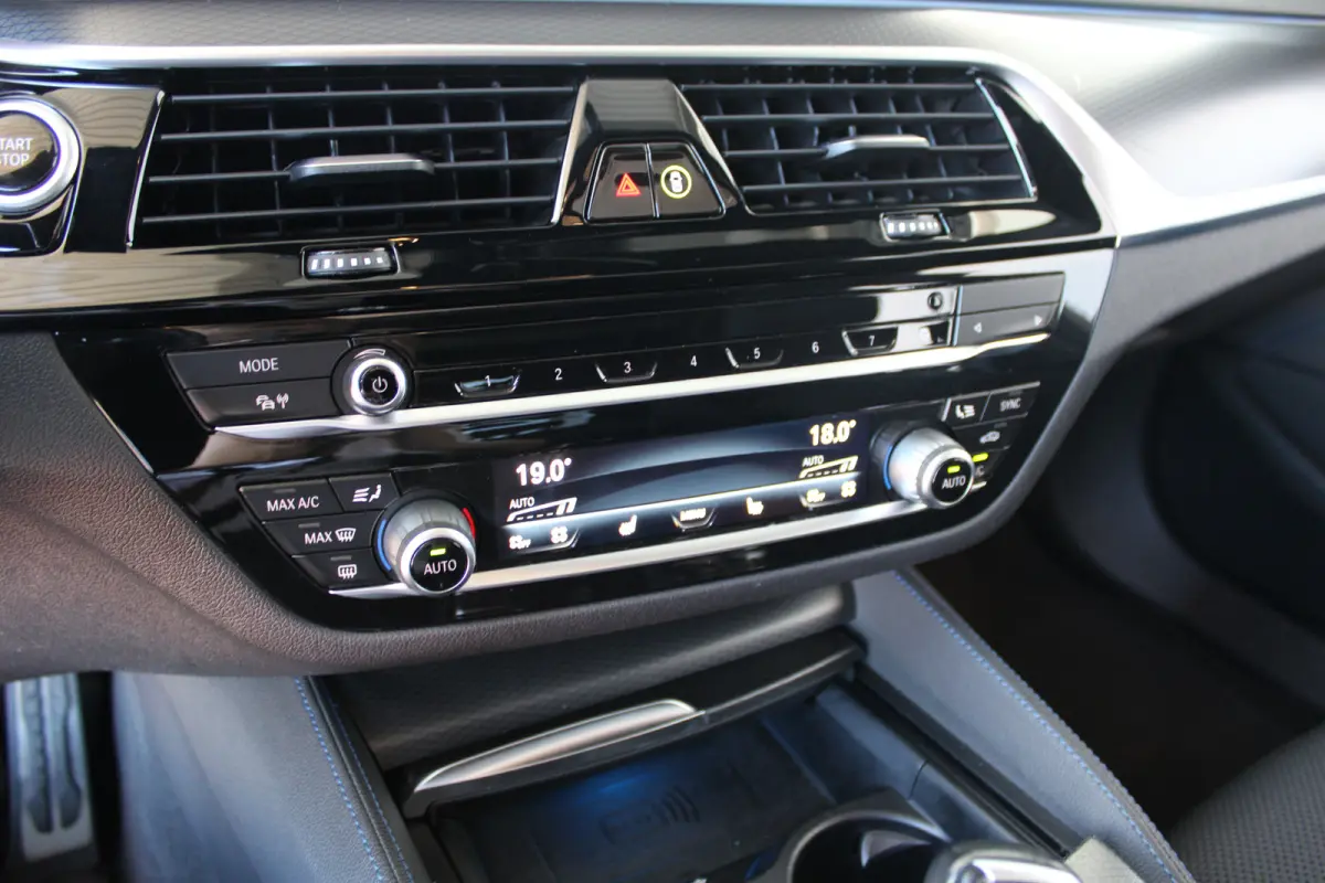 530e xDrive High Executive | M Sport | SOH 83% | Alcantara bekleding | Harman kardon audio | Apple carplay & Android auto |