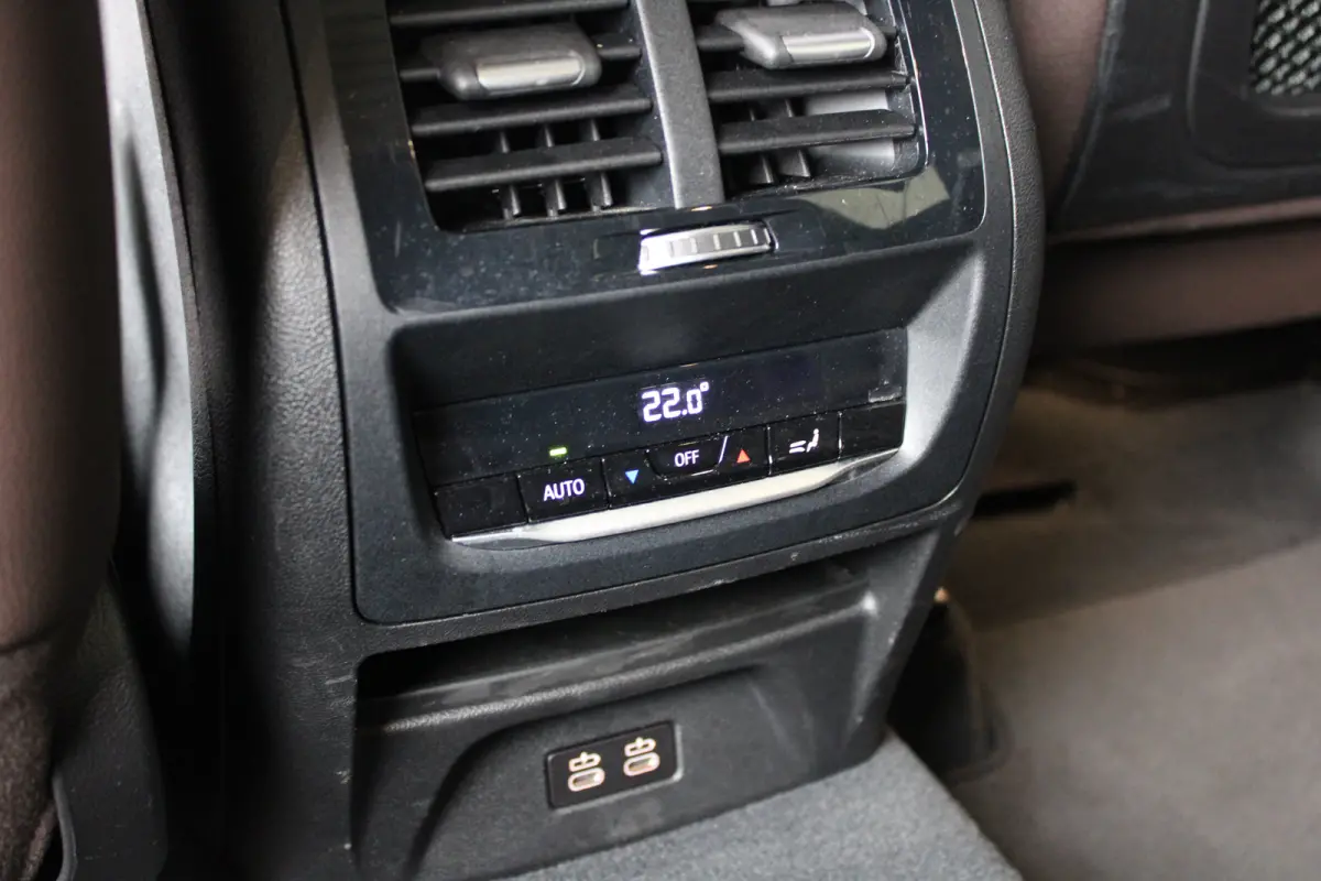 xDrive30e High Executive | M-sport | SOH 86% | Head-up display | Lederen bekleding | Memory seat | M remmen |