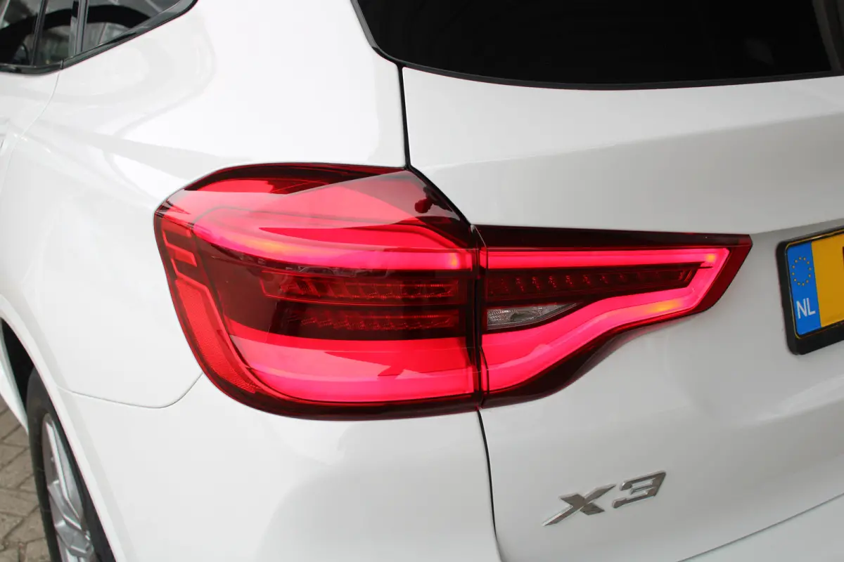 xDrive30e High Executive | M-sport | SOH 86% | Head-up display | Lederen bekleding | Memory seat | M remmen |