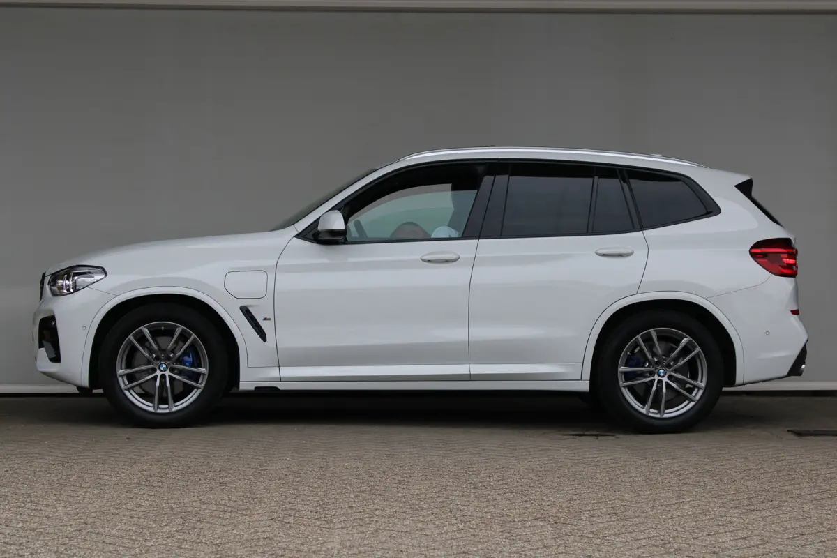 xDrive30e High Executive | M-sport | SOH 86% | Head-up display | Lederen bekleding | Memory seat | M remmen |