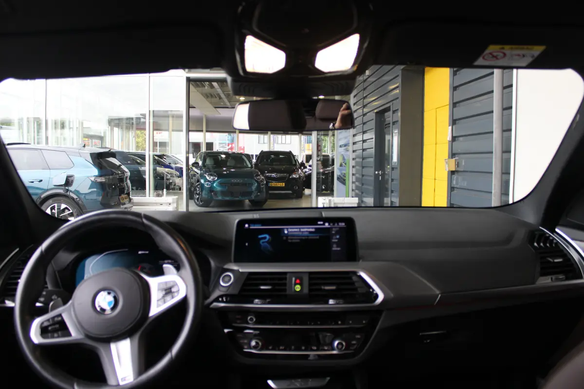 xDrive30e High Executive | M-sport | SOH 86% | Head-up display | Lederen bekleding | Memory seat | M remmen |