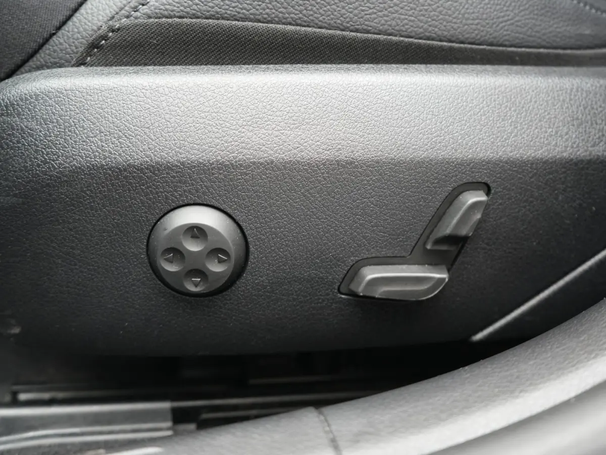 300 e Avantgarde PHEV 313pk Dealer O.H | Cruise Control | Camera | Apple Carplay | Virtual | Elektrische Sportstoelen Verwarmd | Navigatie | MBUX Infotainment | DAB | 17"L.M | Plug In Hybrid