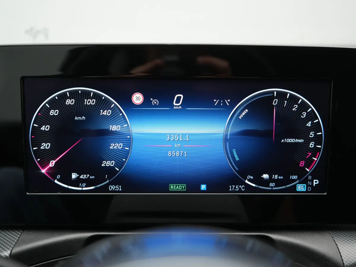 300 e Avantgarde PHEV 313pk Dealer O.H | Cruise Control | Camera | Apple Carplay | Virtual | Elektrische Sportstoelen Verwarmd | Navigatie | MBUX Infotainment | DAB | 17"L.M | Plug In Hybrid