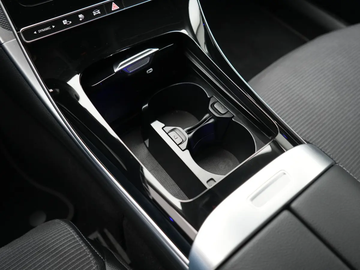 300 e Avantgarde PHEV 313pk Dealer O.H | Cruise Control | Camera | Apple Carplay | Virtual | Elektrische Sportstoelen Verwarmd | Navigatie | MBUX Infotainment | DAB | 17"L.M | Plug In Hybrid