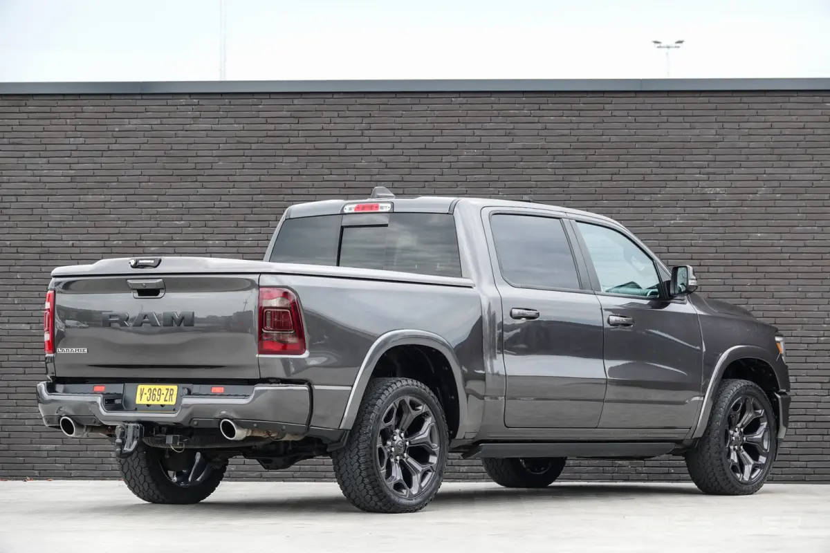 1500 5.7 Hemi V8 401Pk 4x4 Crew Cab | Laramie | Luchtvering | Panoramadak | Trekhaak | 22''
