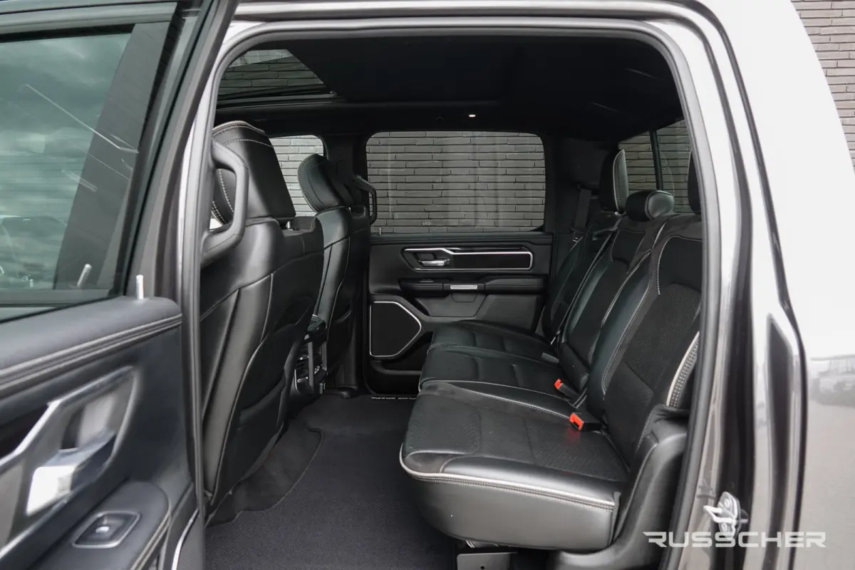 1500 5.7 Hemi V8 401Pk 4x4 Crew Cab | Laramie | Luchtvering | Panoramadak | Trekhaak | 22''