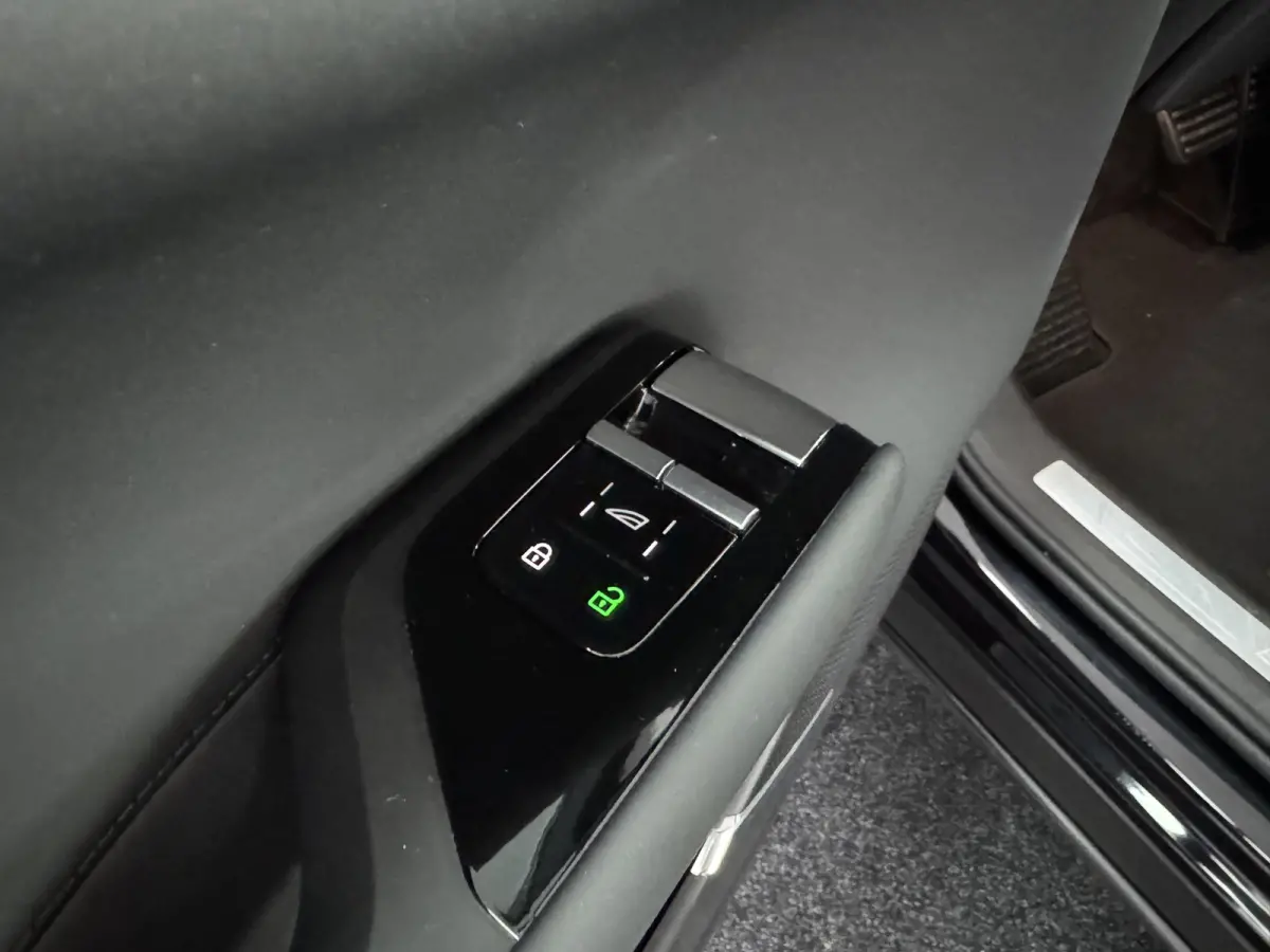 Single Motor Core 7p 104 kWh Pano ACC