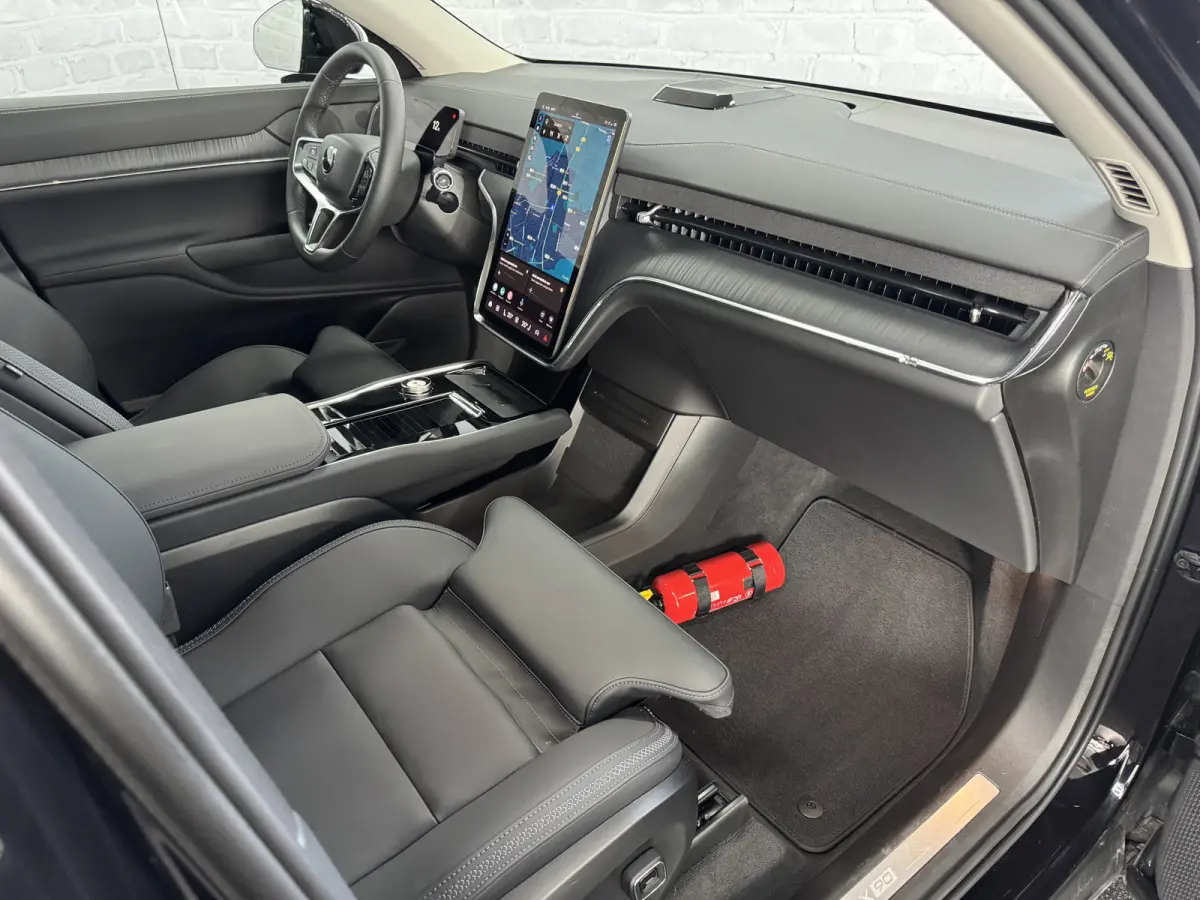 Single Motor Core 7p 104 kWh Pano ACC