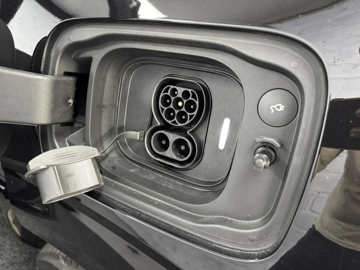 Single Motor Core 7p 104 kWh Pano ACC