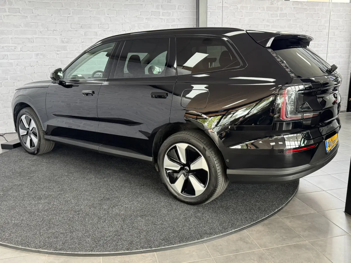 Single Motor Core 7p 104 kWh Pano ACC