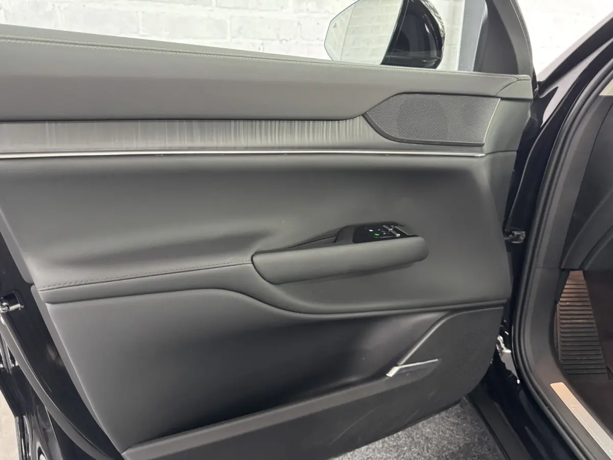 Single Motor Core 7p 104 kWh Pano ACC