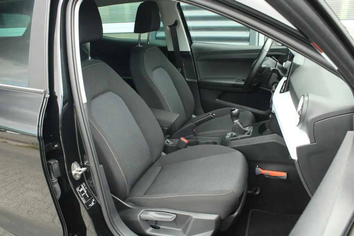 1.0 EcoTSI 95pk Style Business Connect | Navigatie | Apple CarPlay/ Android Auto | Stoelverwarming | Digitaal Cockpit | Cruise Control | Parkeersensoren Voor/ Achter