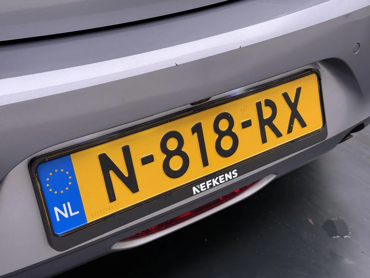 100pk Edition | 1ste eigenaar | Camera | Stoelverwarming | ZWART dak | LED lampen | AppleCarPlay/Android