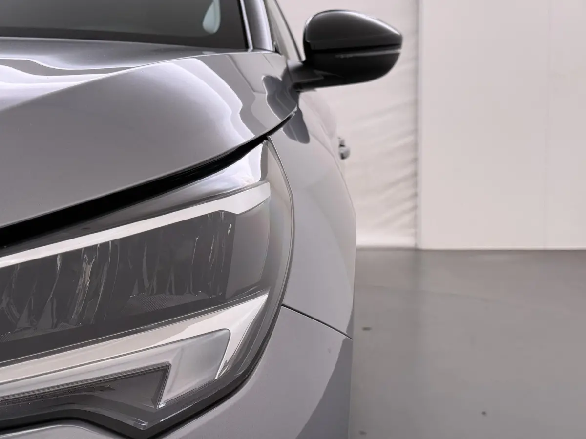 100pk Edition | 1ste eigenaar | Camera | Stoelverwarming | ZWART dak | LED lampen | AppleCarPlay/Android