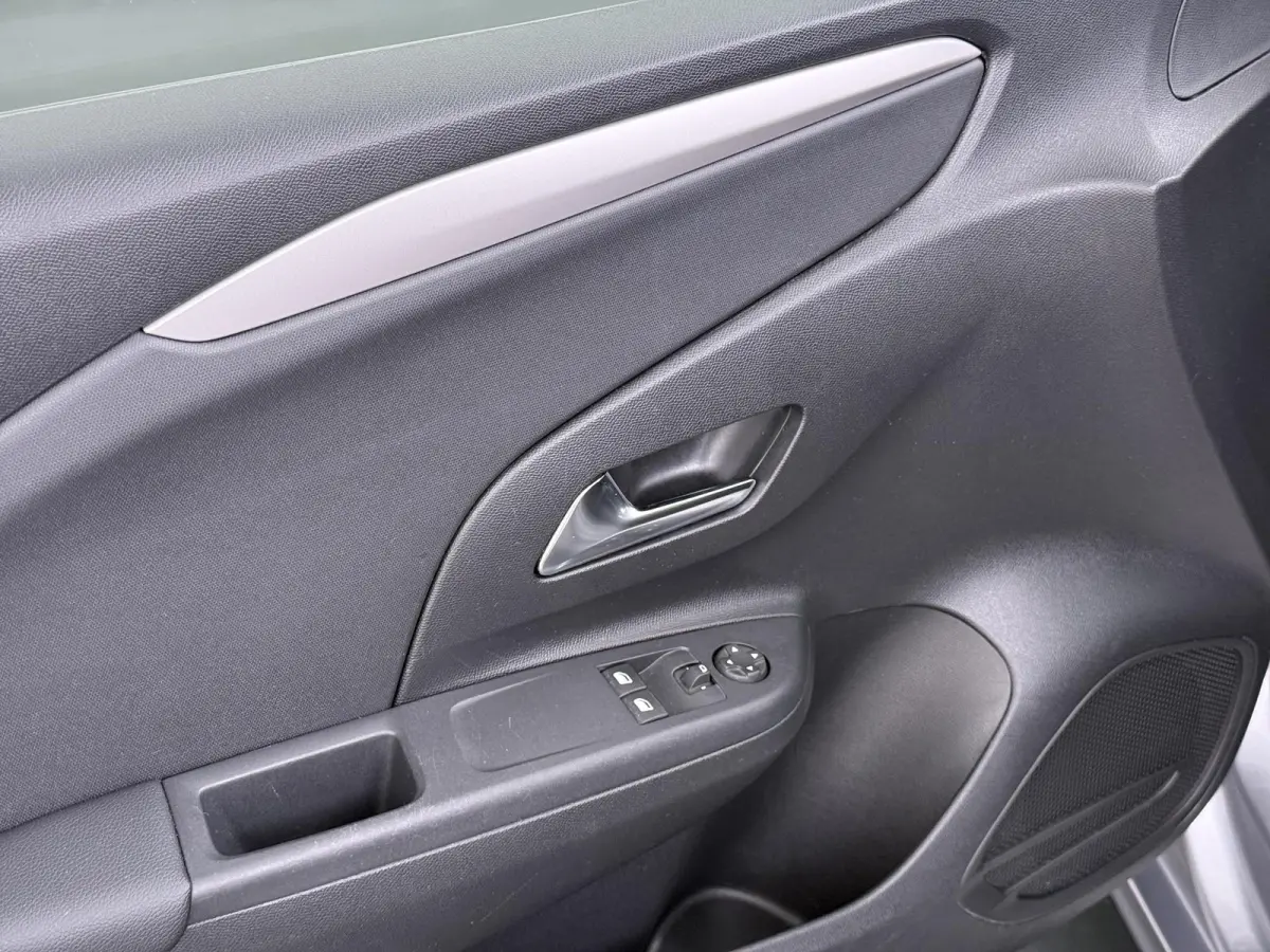 100pk Edition | 1ste eigenaar | Camera | Stoelverwarming | ZWART dak | LED lampen | AppleCarPlay/Android