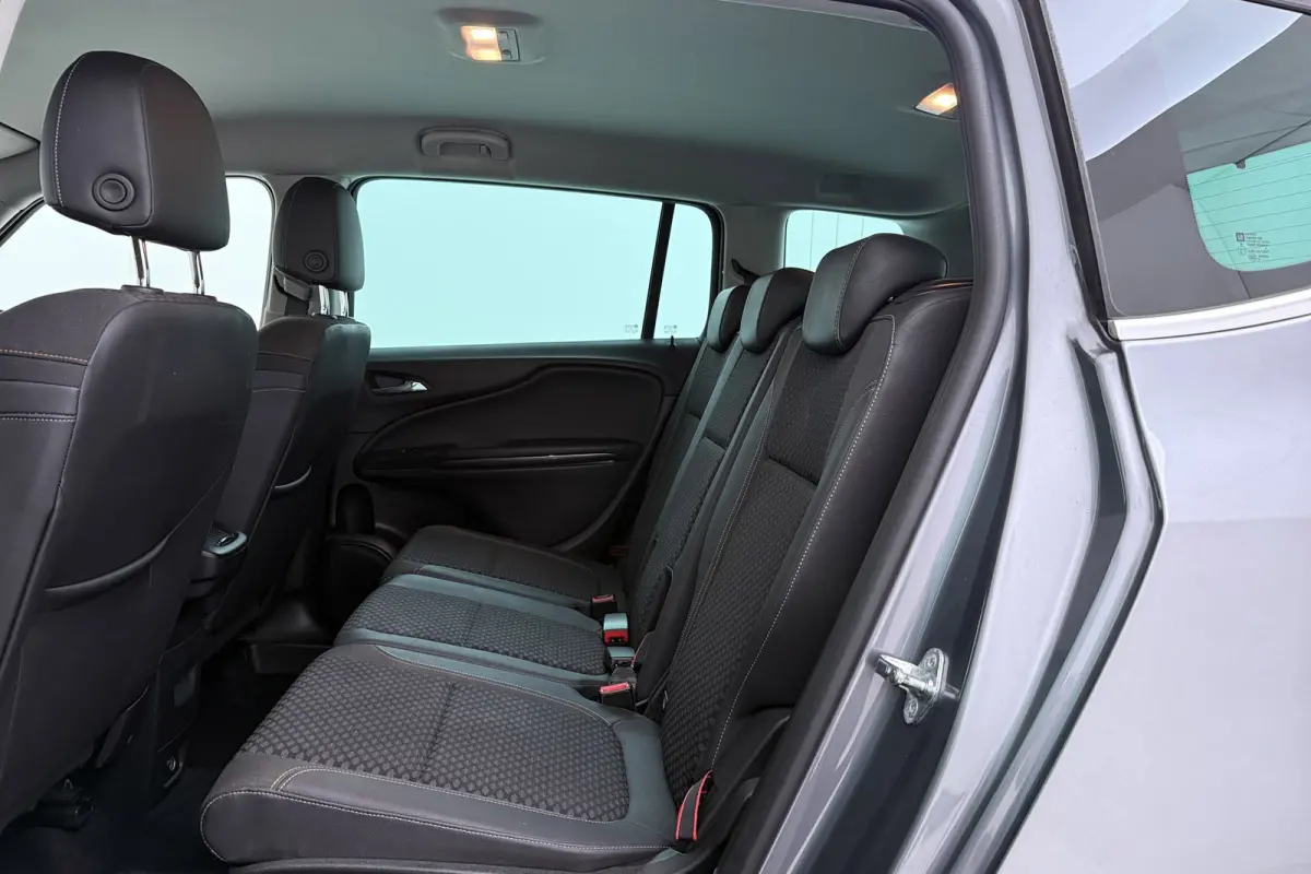 1.4 Turbo Innovation 7p. | Trekhaak | Volledig Ond. | Climate Control | Camera | Navigatie | Cruise Control |