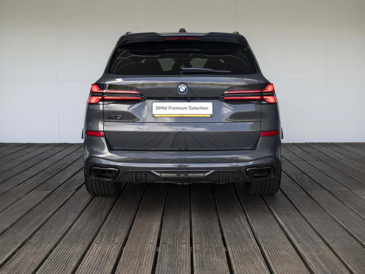 xDrive50e | M Sportpakket Pro | M Performance Carbon | Travel Pack | 22 inch | Active Steering | Glazen panoramadak Sky Lounge | Driving Assistent Professional | Bowers & Wilkins | Trekhaak