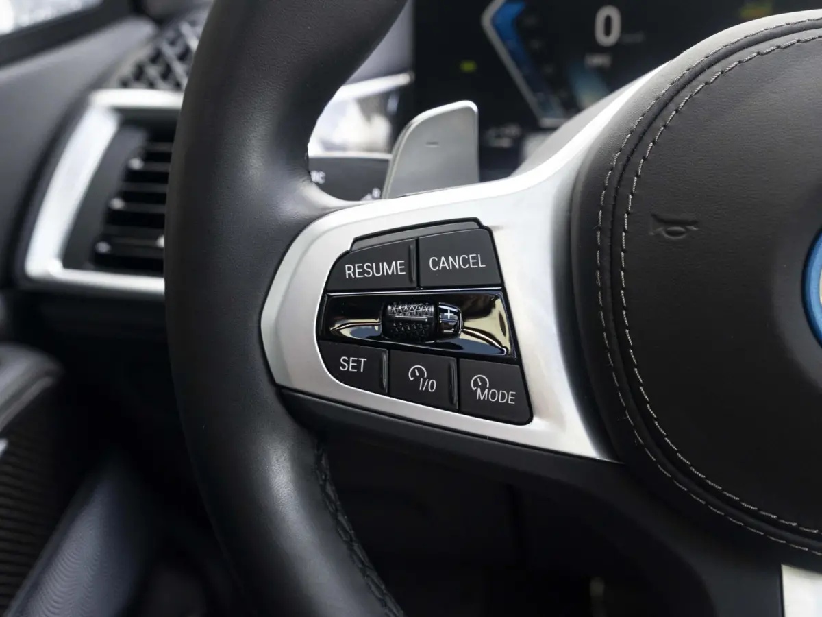 xDrive50e | M Sportpakket Pro | M Performance Carbon | Travel Pack | 22 inch | Active Steering | Glazen panoramadak Sky Lounge | Driving Assistent Professional | Bowers & Wilkins | Trekhaak