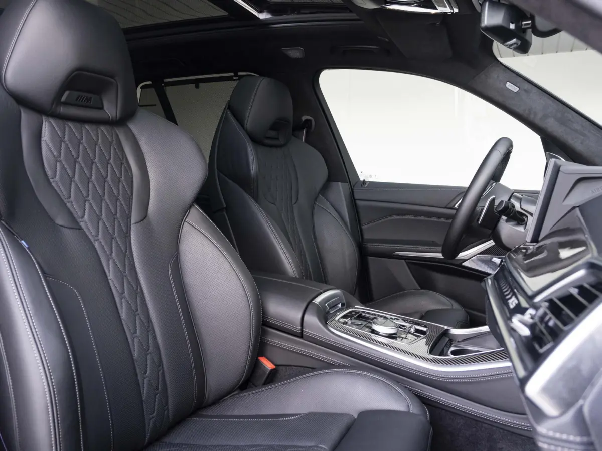 xDrive50e | M Sportpakket Pro | M Performance Carbon | Travel Pack | 22 inch | Active Steering | Glazen panoramadak Sky Lounge | Driving Assistent Professional | Bowers & Wilkins | Trekhaak