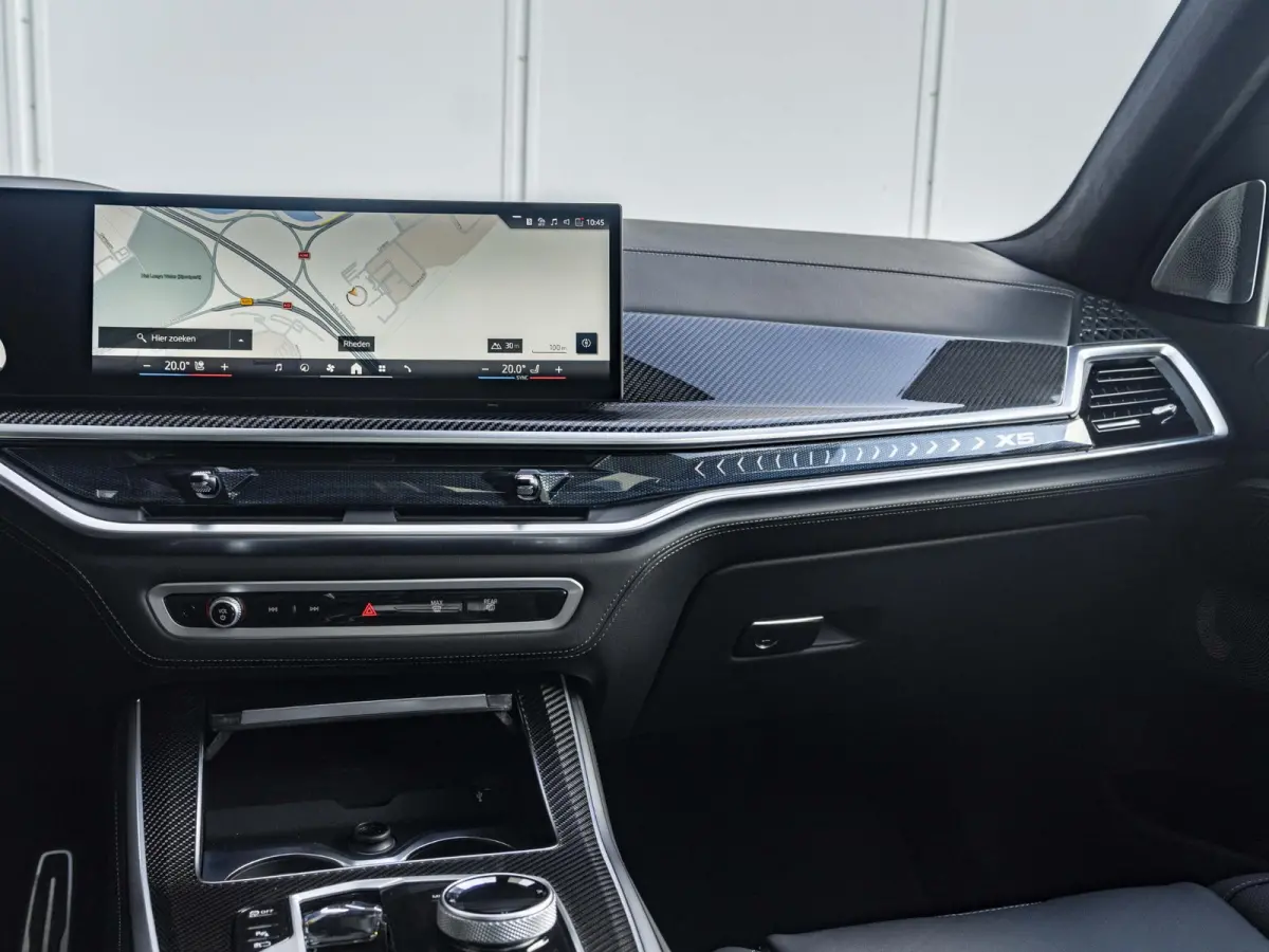 xDrive50e | M Sportpakket Pro | M Performance Carbon | Travel Pack | 22 inch | Active Steering | Glazen panoramadak Sky Lounge | Driving Assistent Professional | Bowers & Wilkins | Trekhaak