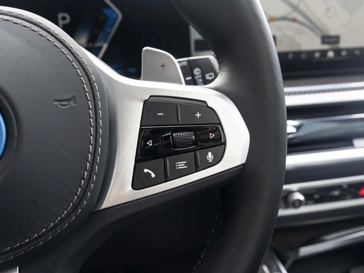 xDrive50e | M Sportpakket Pro | M Performance Carbon | Travel Pack | 22 inch | Active Steering | Glazen panoramadak Sky Lounge | Driving Assistent Professional | Bowers & Wilkins | Trekhaak