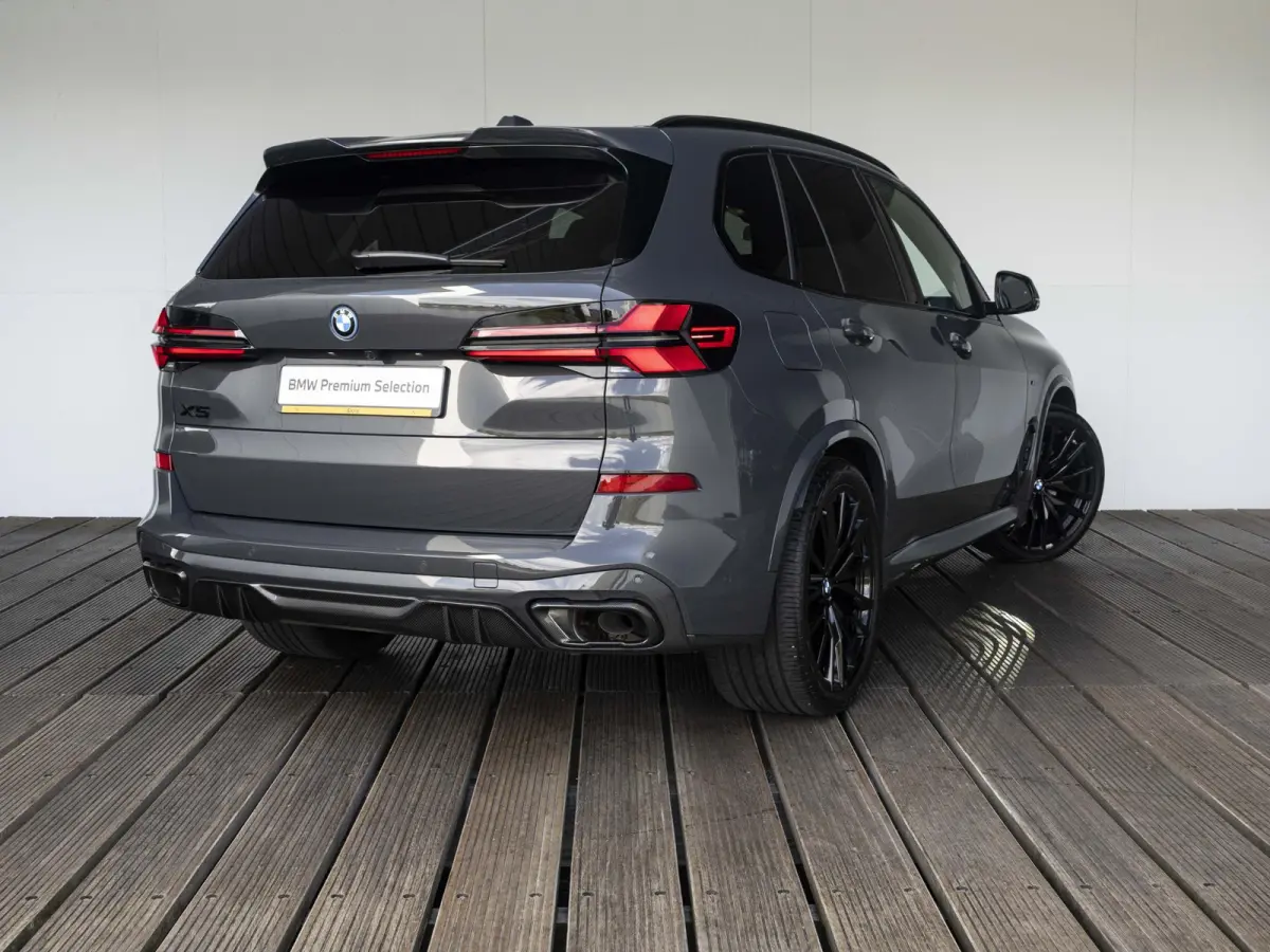 xDrive50e | M Sportpakket Pro | M Performance Carbon | Travel Pack | 22 inch | Active Steering | Glazen panoramadak Sky Lounge | Driving Assistent Professional | Bowers & Wilkins | Trekhaak