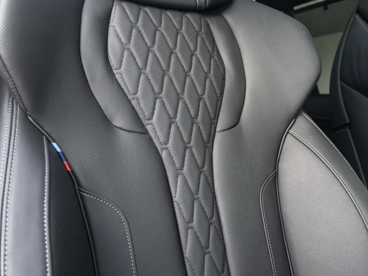 xDrive50e | M Sportpakket Pro | M Performance Carbon | Travel Pack | 22 inch | Active Steering | Glazen panoramadak Sky Lounge | Driving Assistent Professional | Bowers & Wilkins | Trekhaak