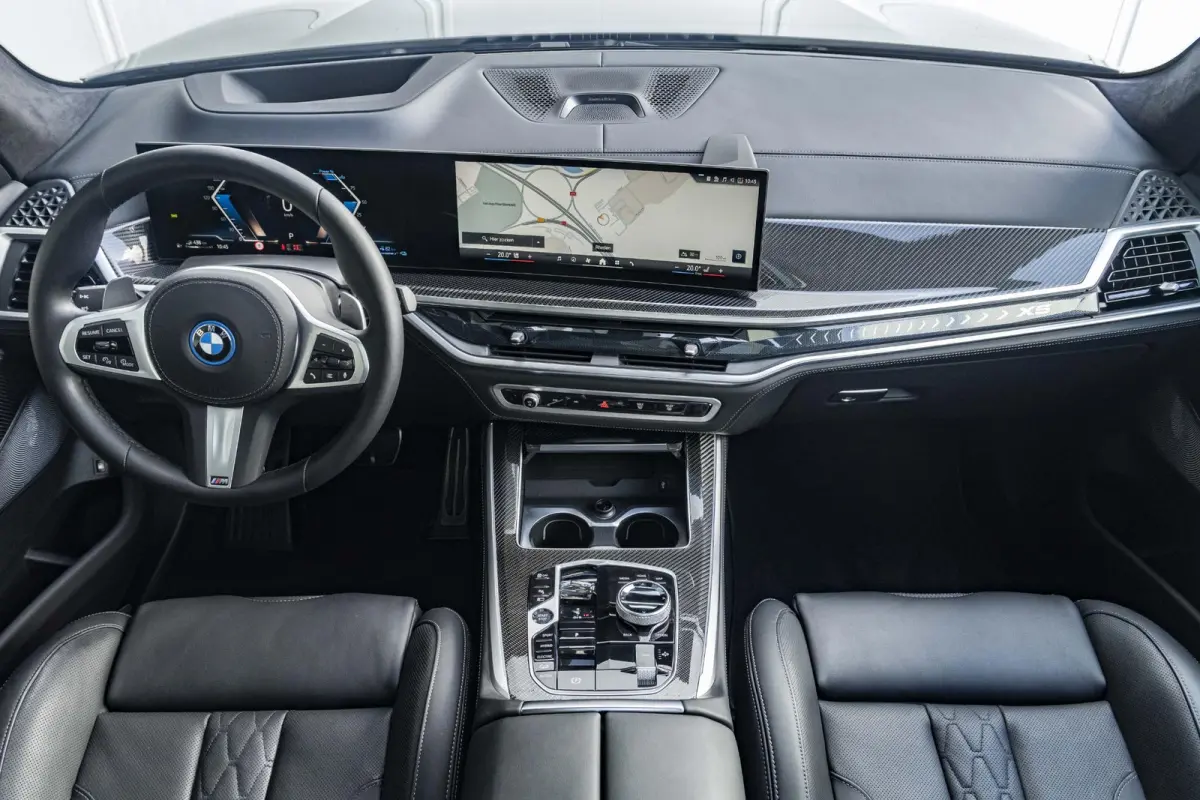 xDrive50e | M Sportpakket Pro | M Performance Carbon | Travel Pack | 22 inch | Active Steering | Glazen panoramadak Sky Lounge | Driving Assistent Professional | Bowers & Wilkins | Trekhaak