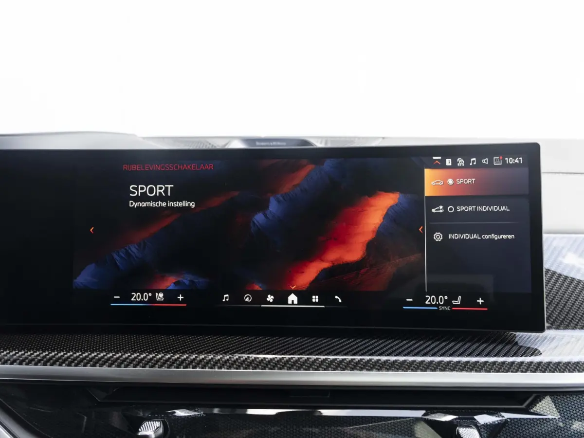 xDrive50e | M Sportpakket Pro | M Performance Carbon | Travel Pack | 22 inch | Active Steering | Glazen panoramadak Sky Lounge | Driving Assistent Professional | Bowers & Wilkins | Trekhaak