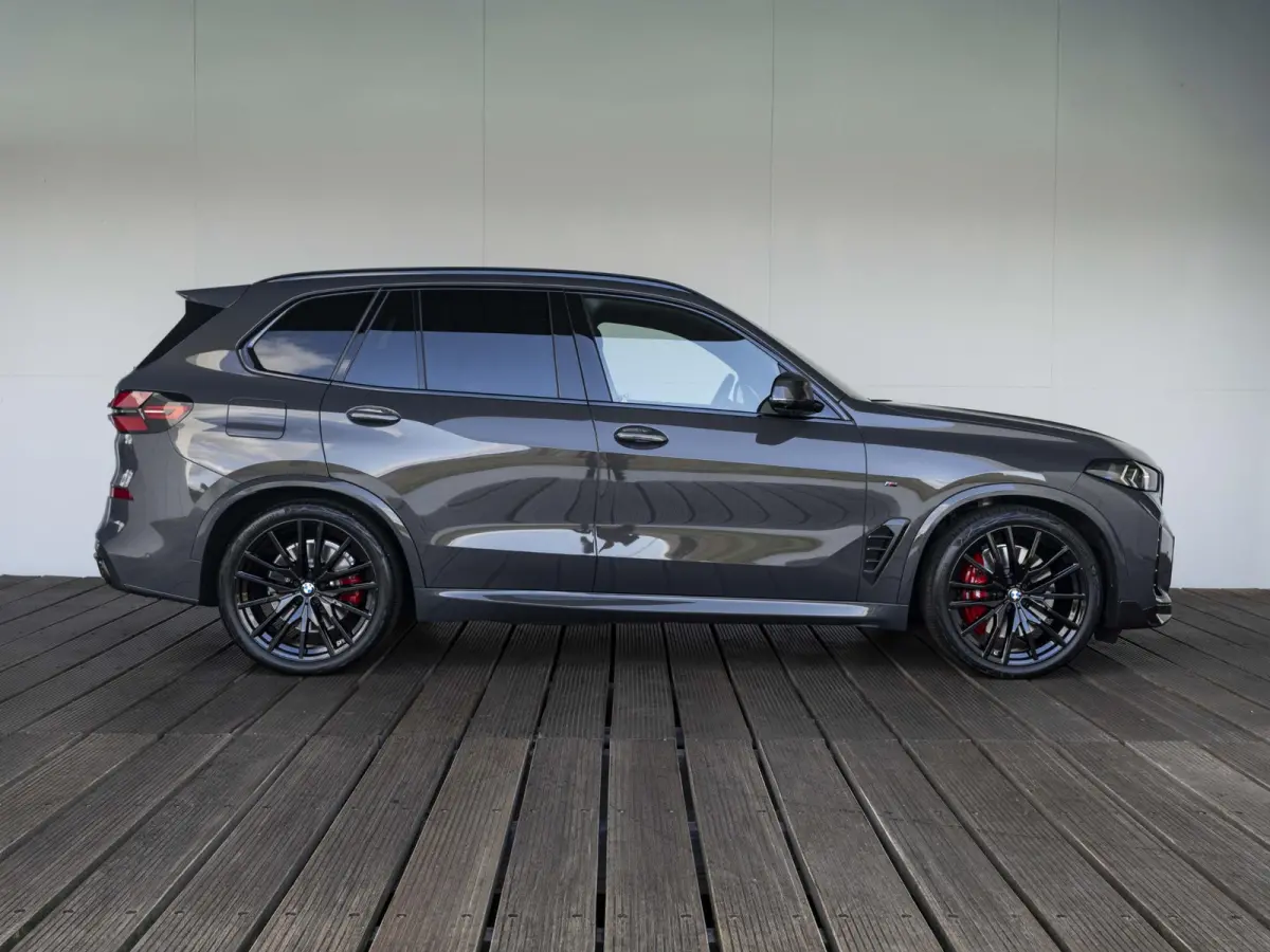 xDrive50e | M Sportpakket Pro | M Performance Carbon | Travel Pack | 22 inch | Active Steering | Glazen panoramadak Sky Lounge | Driving Assistent Professional | Bowers & Wilkins | Trekhaak