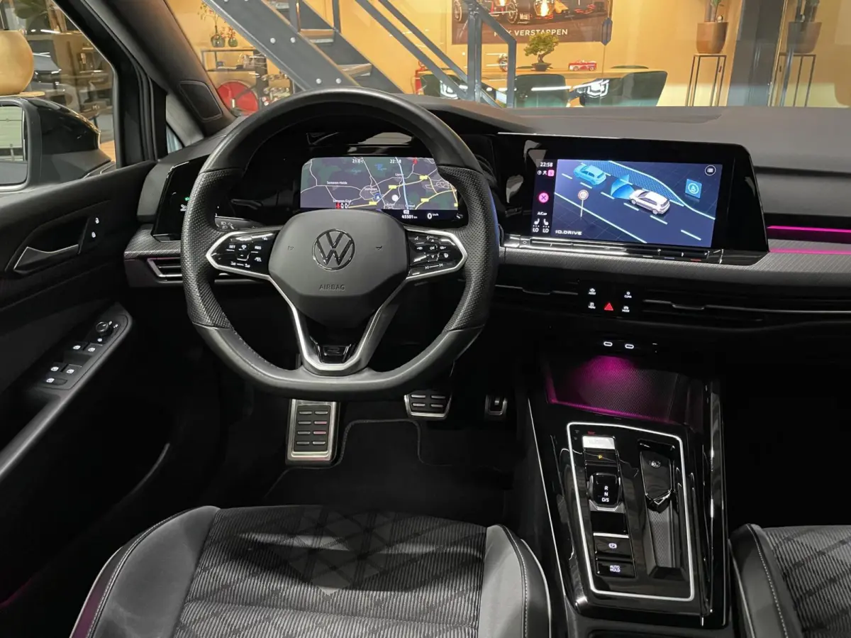 1.5 eTSI R-Line Black Style/ Cam/ IQ/ 18''LMV/ CarPlay