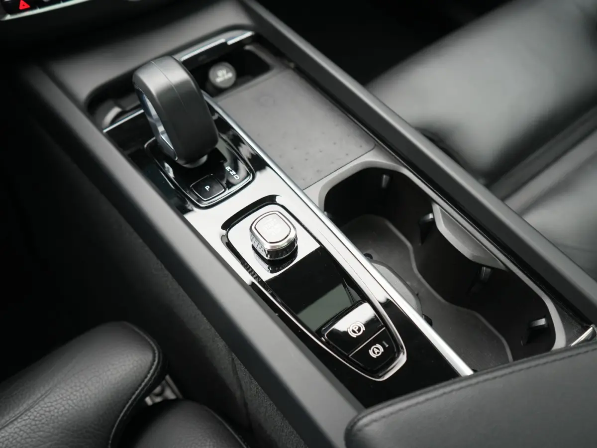 T6 PHEV AWD Plus Dark 350pk Dealer O.H | Panodak | Adaptive Cruise | 360 Camera | Lederen Sportstoelen Memory & Verwarmd | Apple Carplay | Google Assistant & Maps | BLIS | Stuurverwarming | 