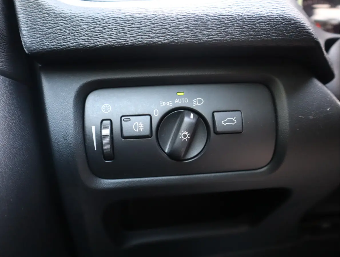 2.0 T2 Momentum Navi /Stoelverw / Trekhaak / Climate / Handgesch Goed onderhouden