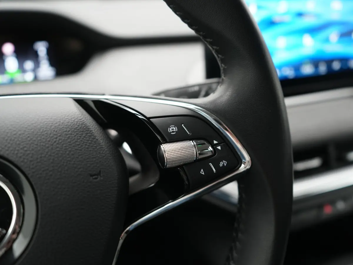 50 Comfort 55 kWh Dealer O.H INCL BTW | Adaptive Cruise | Camera | Crystal LED | Apple Carplay | Sportstoelen Verwarmd | BLIS | Virtual | Navigatie | DAB | 19"L.M |